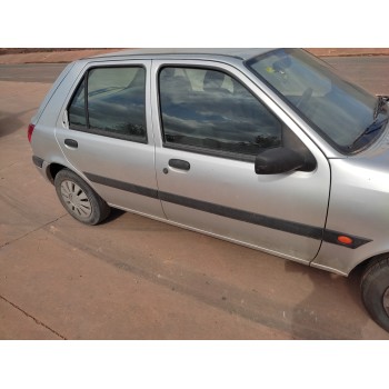 ford fiesta berlina del año 2000