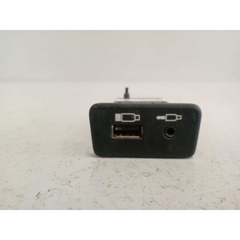 Recambio de conector usb / aux para scania s s460 referencia OEM IAM 2554705  