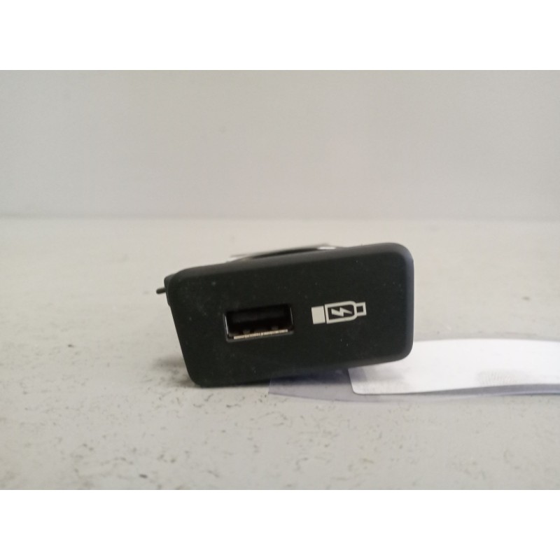 Recambio de conector usb / aux para scania s s460 referencia OEM IAM 2554704  