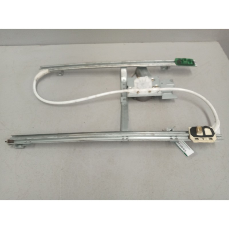 Recambio de elevalunas delantero derecho para renault hr .18/26 premium 01 referencia OEM IAM 7484561621  
