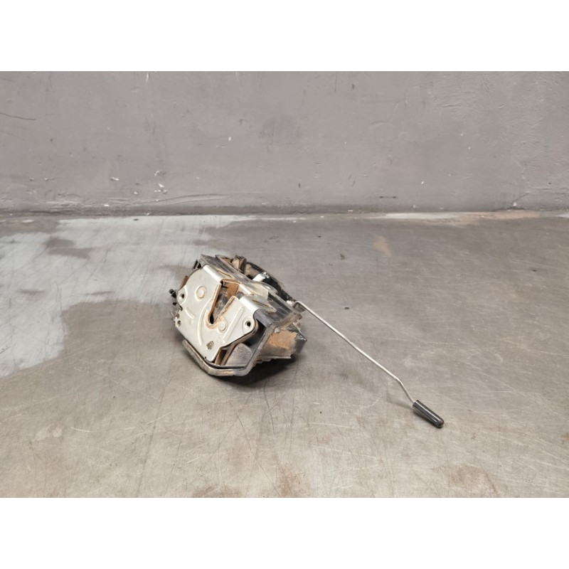 Recambio de cerradura puerta delantera derecha para bmw serie 1 berlina (e81/e87) 120d referencia OEM IAM 7167068  