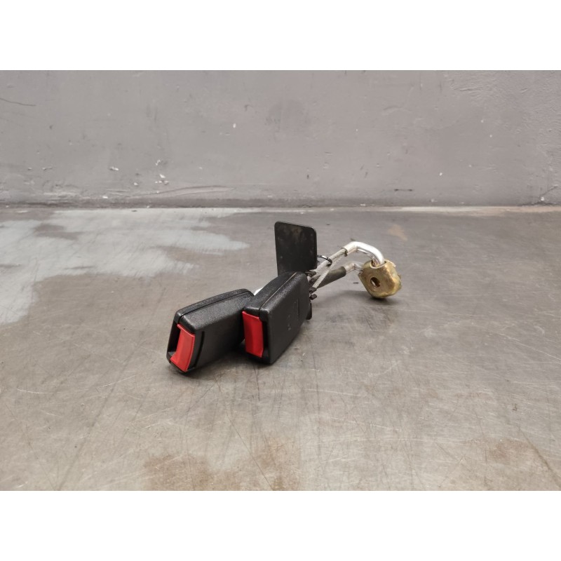 Recambio de enganche cinturon trasero izquierdo para volkswagen passat berlina (3b3) advance referencia OEM IAM 3B0857739A  