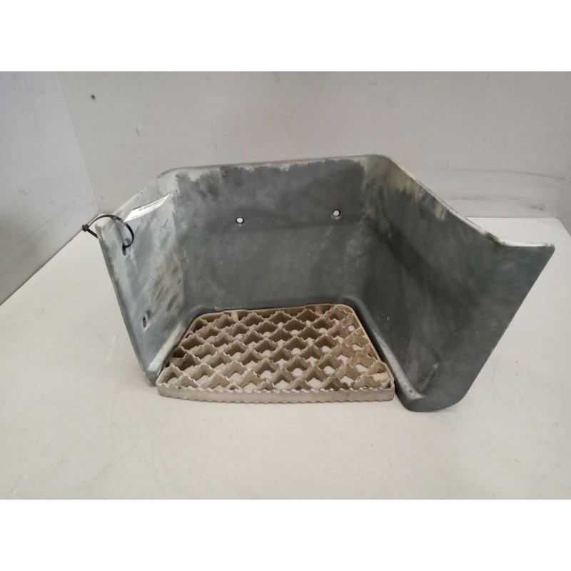 Recambio de peldaño izquierdo para iveco eurocargo chasis  (typ 130 e 18) larga distancia referencia OEM IAM  8142615 