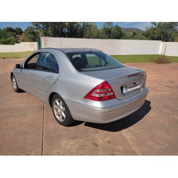 mercedes-benz clase c (w203) berlina del año 2001