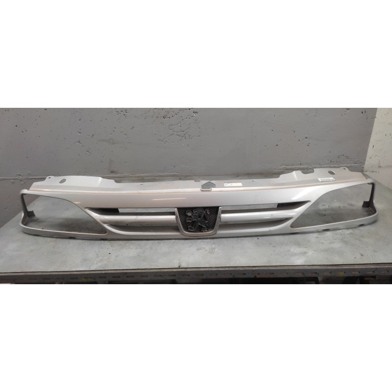 Recambio de rejilla delantera central para peugeot 806 universal studios port aventura referencia OEM IAM   