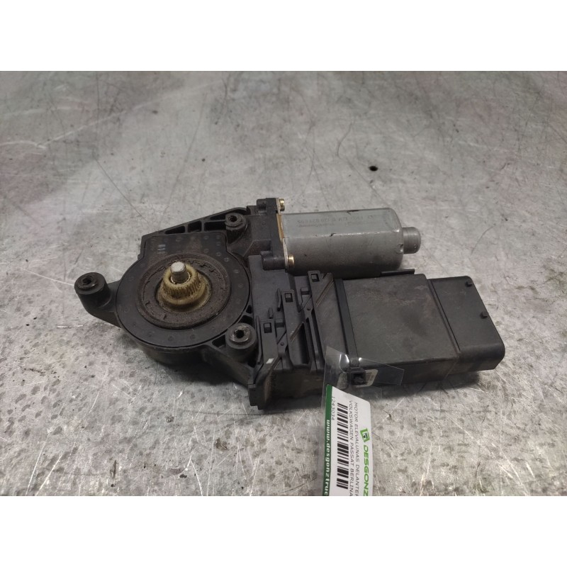 Recambio de motor elevalunas delantero izquierdo para volkswagen passat berlina (3b3) referencia OEM IAM 0130821695  105404301