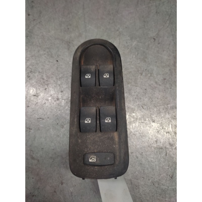 Recambio de mando elevalunas delantero izquierdo para renault scenic ii authentique referencia OEM IAM 156018070E  