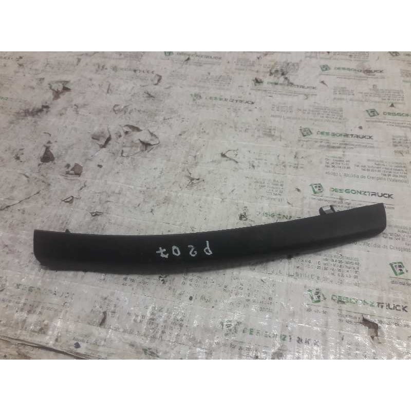 Recambio de moldura para peugeot 207 1.4 referencia OEM IAM 9651950377  