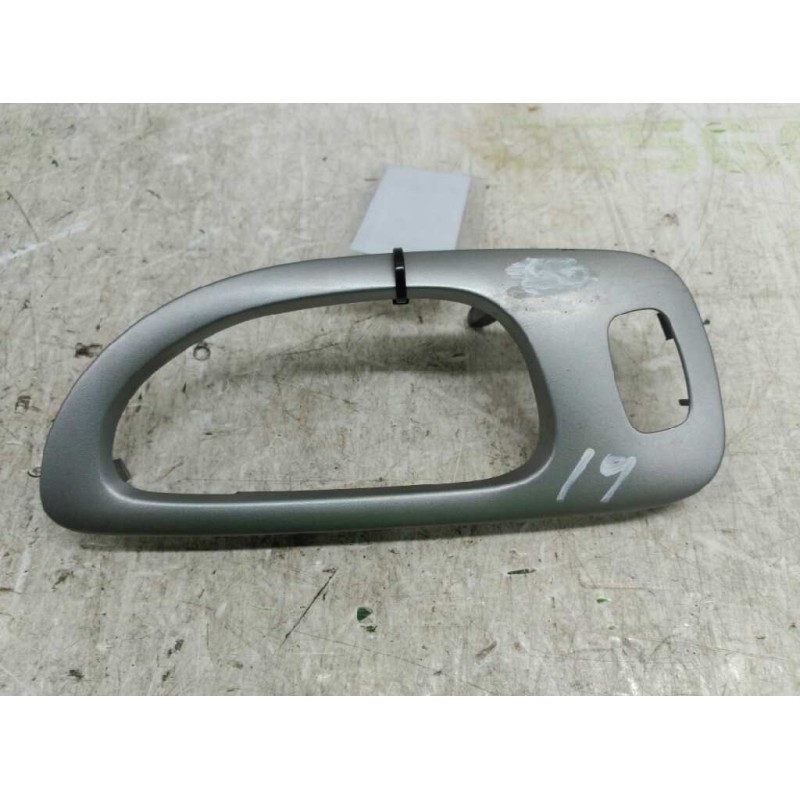 Recambio de guarnecidos varios para peugeot 307 break / sw (s1) sw pack referencia OEM IAM 9634774677 MANETA INTERIOR TRASERO DE