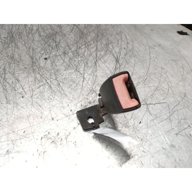 Recambio de enganche cinturon trasero izquierdo para opel corsa d ´´111 years´´ referencia OEM IAM   
