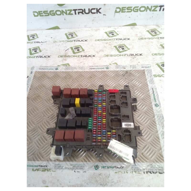 Recambio de caja reles / fusibles para renault premium route 2006 fas 4x2 larga distancia referencia OEM IAM 2171406201 529262F0