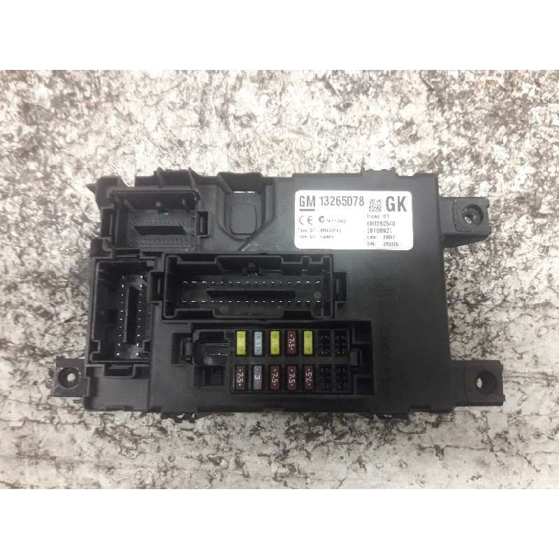 Recambio de caja reles / fusibles para opel corsa d 1.3 16v cdti referencia OEM IAM 13265078 000292540 28100927