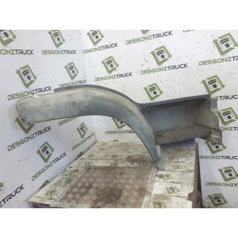 Recambio de peldaño derecho para iveco eurocargo 05.03  fg 75 e larga distancia referencia OEM IAM 504039204  