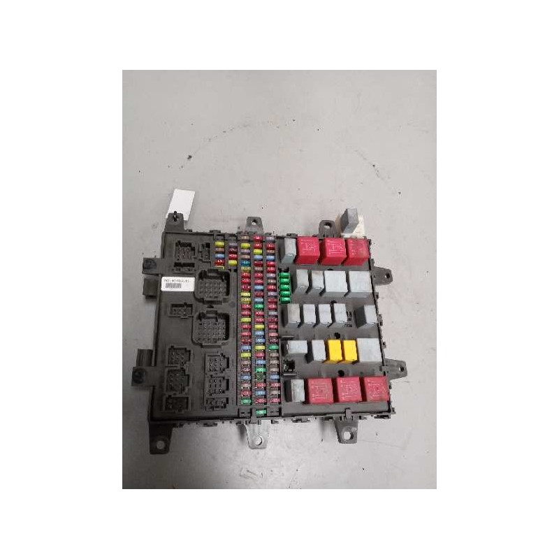 Recambio de caja reles / fusibles para renault premium route 2006 10.8 diesel referencia OEM IAM 7421464562  