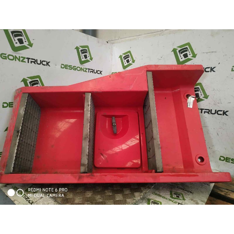 Recambio de peldaño izquierdo para renault magnum ab 2005 cabina adel.tractor semirr. 4x2 4xx.18 gran espacio referencia OEM IAM