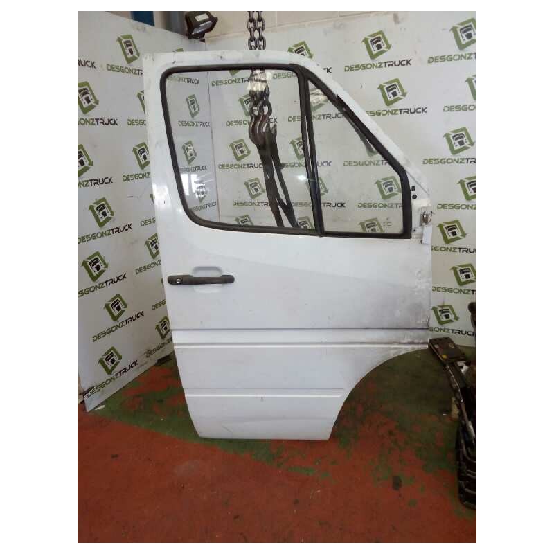 Recambio de puerta delantera derecha para mercedes trucks sprinter 410 d referencia OEM IAM   