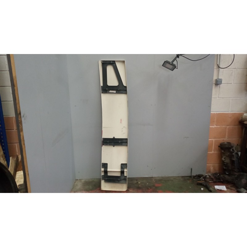 Recambio de moldura trasera cabina para volvo fh 440 12.8 diesel referencia OEM IAM 20553912  SPOILER TRASERO DERECHO - Blanco 3