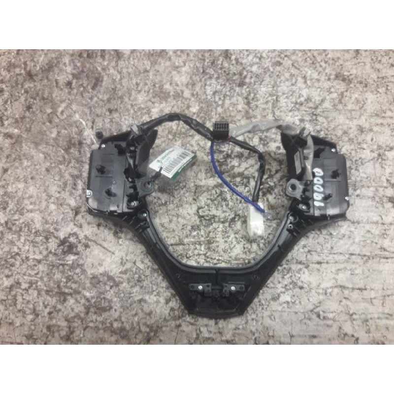 Recambio de mando volante para toyota auris live referencia OEM IAM F70CS1322 F70CS1302 3 PINS - Blanco 2