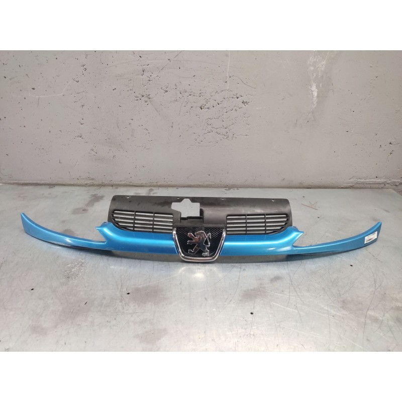 Recambio de rejilla delantera para peugeot 206 berlina xt referencia OEM IAM 5