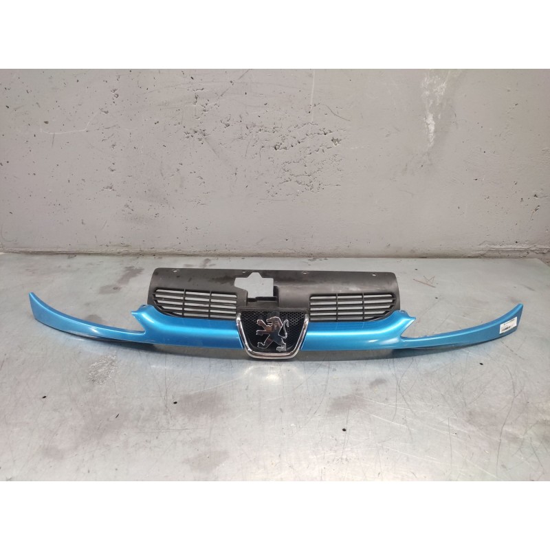 Recambio de rejilla delantera para peugeot 206 berlina xt referencia OEM IAM 6