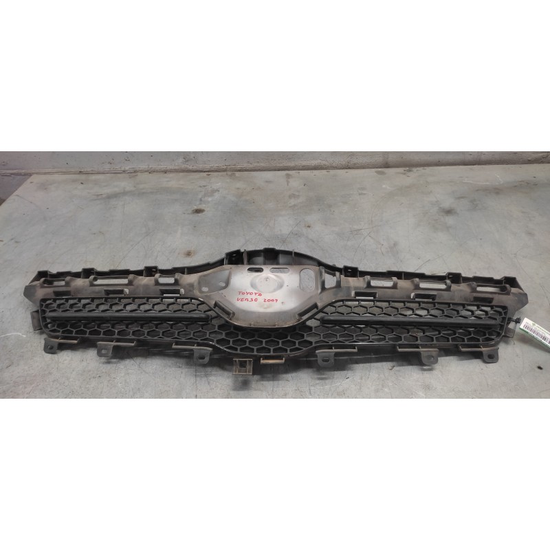 Recambio de rejilla delantera para toyota corolla verso (r1) 1.8 16v cat referencia OEM IAM 531110F030  