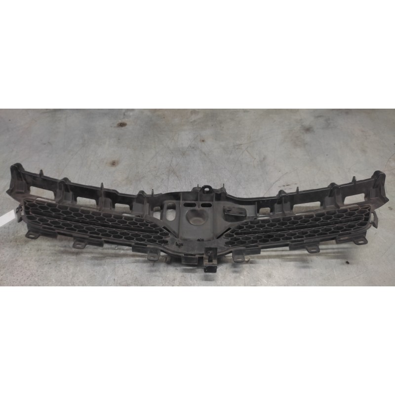Recambio de rejilla delantera para toyota corolla verso (r1) 1.8 16v cat referencia OEM IAM 531110F030 2