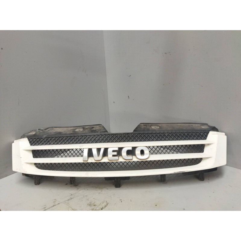 Recambio de rejilla delantera central para iveco daily pr referencia OEM IAM 5801255766  