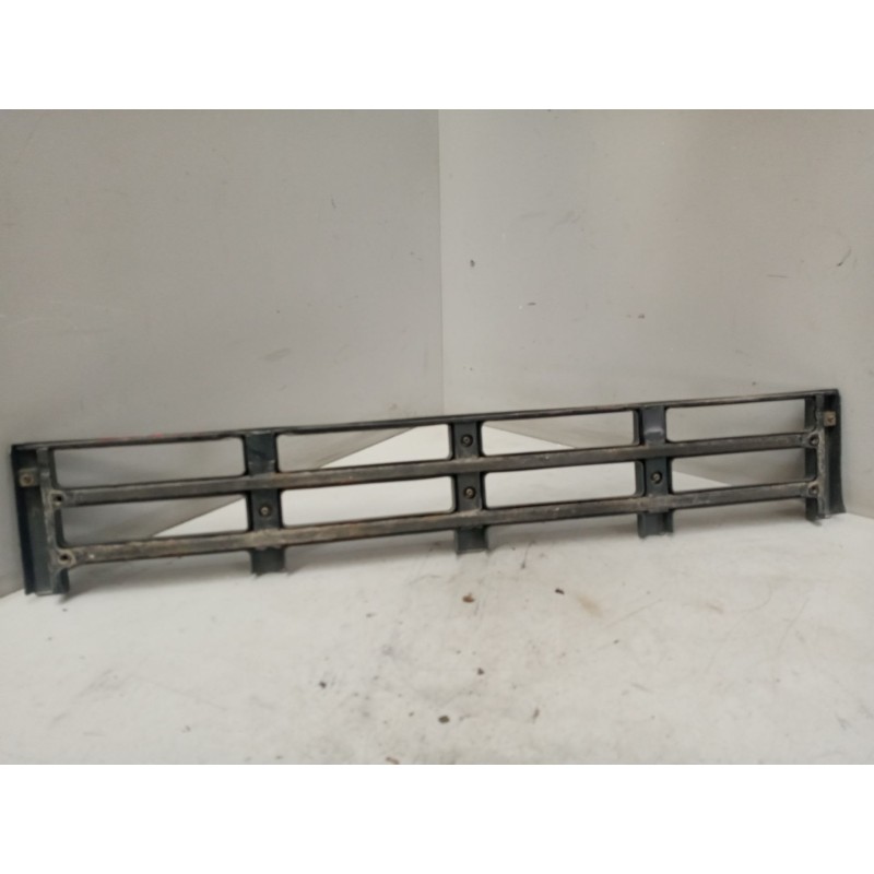 Recambio de rejilla delantera central para volvo fh referencia OEM IAM 20529704 - Blanco 2