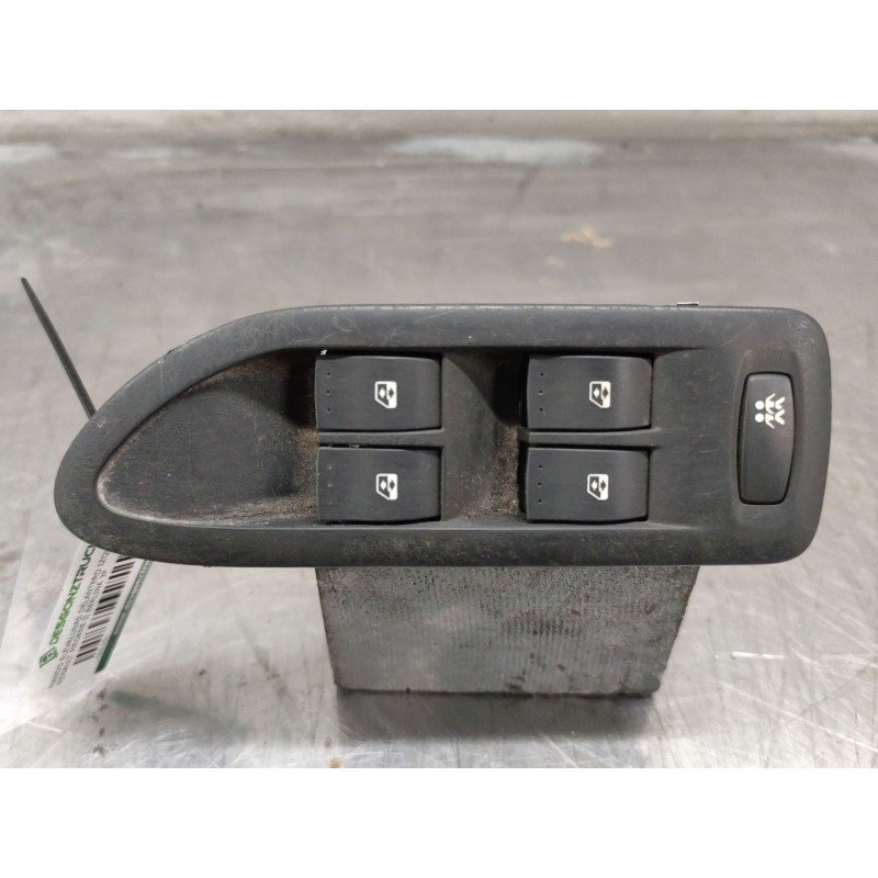 Recambio de mando elevalunas delantero izquierdo para renault megane ii berlina 3p 1.5 dci diesel cat referencia OEM IAM   