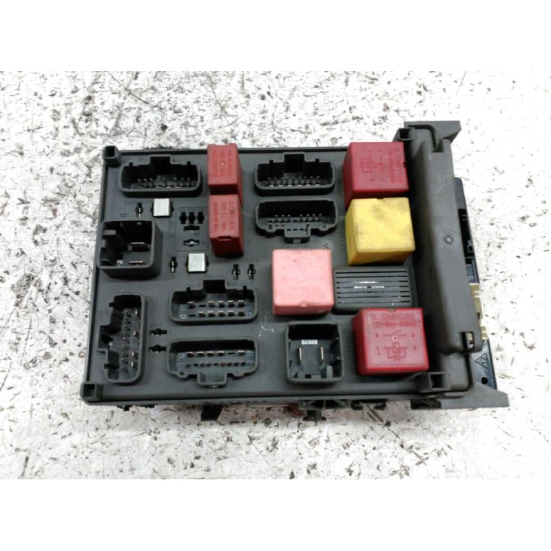 Recambio de caja reles / fusibles para renault laguna ii grandtour (kg0) referencia OEM IAM 8200004201E 8200447435 