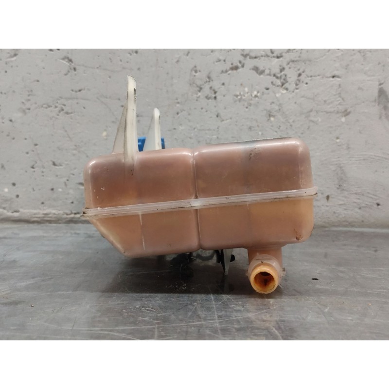 Recambio de deposito expansion para iveco daily config. paquetería cabina simple 35s... batalla 3750 referencia OEM IAM - Blanco 4