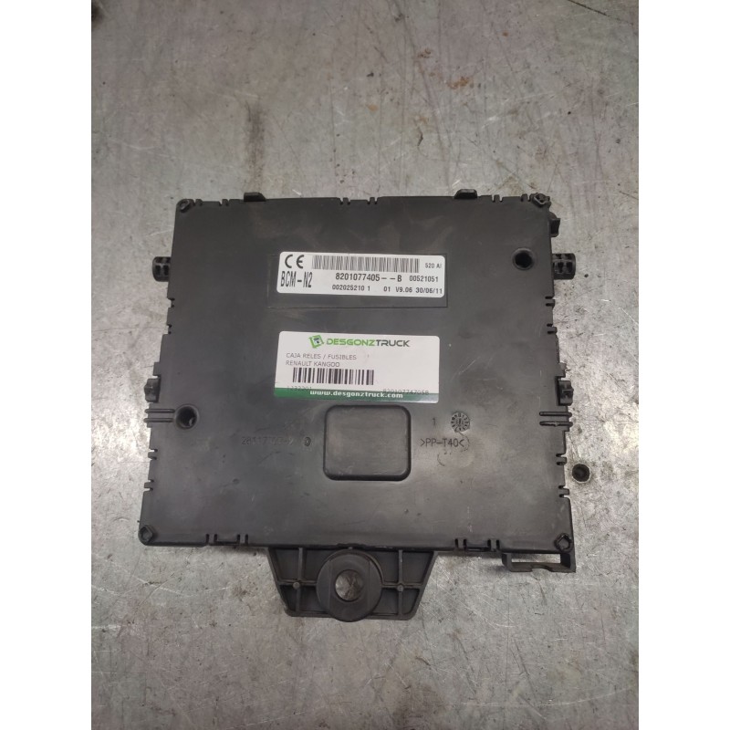Recambio de caja reles / fusibles para renault kangoo dynamique referencia OEM IAM 82010774705B - Blanco 2