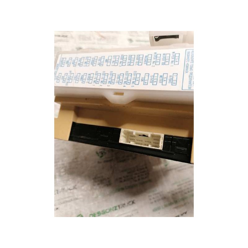 Recambio de caja reles / fusibles para toyota auris live referencia OEM IAM 8922102331 50119221 63583367 - Blanco 3