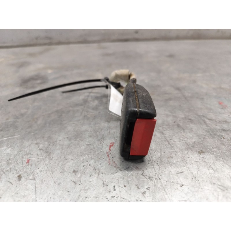 Recambio de enganche de cinturon trasero derecho para volkswagen passat berlina (3b2) comfortline referencia OEM IAM 3B0857740  