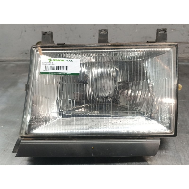 Recambio de faro derecho para ssangyong family 2.5 d referencia OEM IAM   