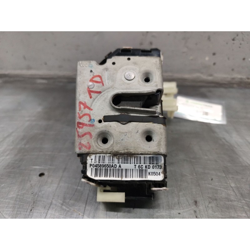 Recambio de cerradura puerta trasera derecha para jeep compass (mk49) 2.2 crd referencia OEM IAM p04589650ad  