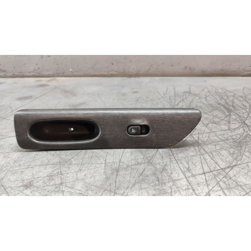 Recambio de mando elevalunas delantero derecho para renault laguna (b56) 1.8 16v rt referencia OEM IAM 7701707065  