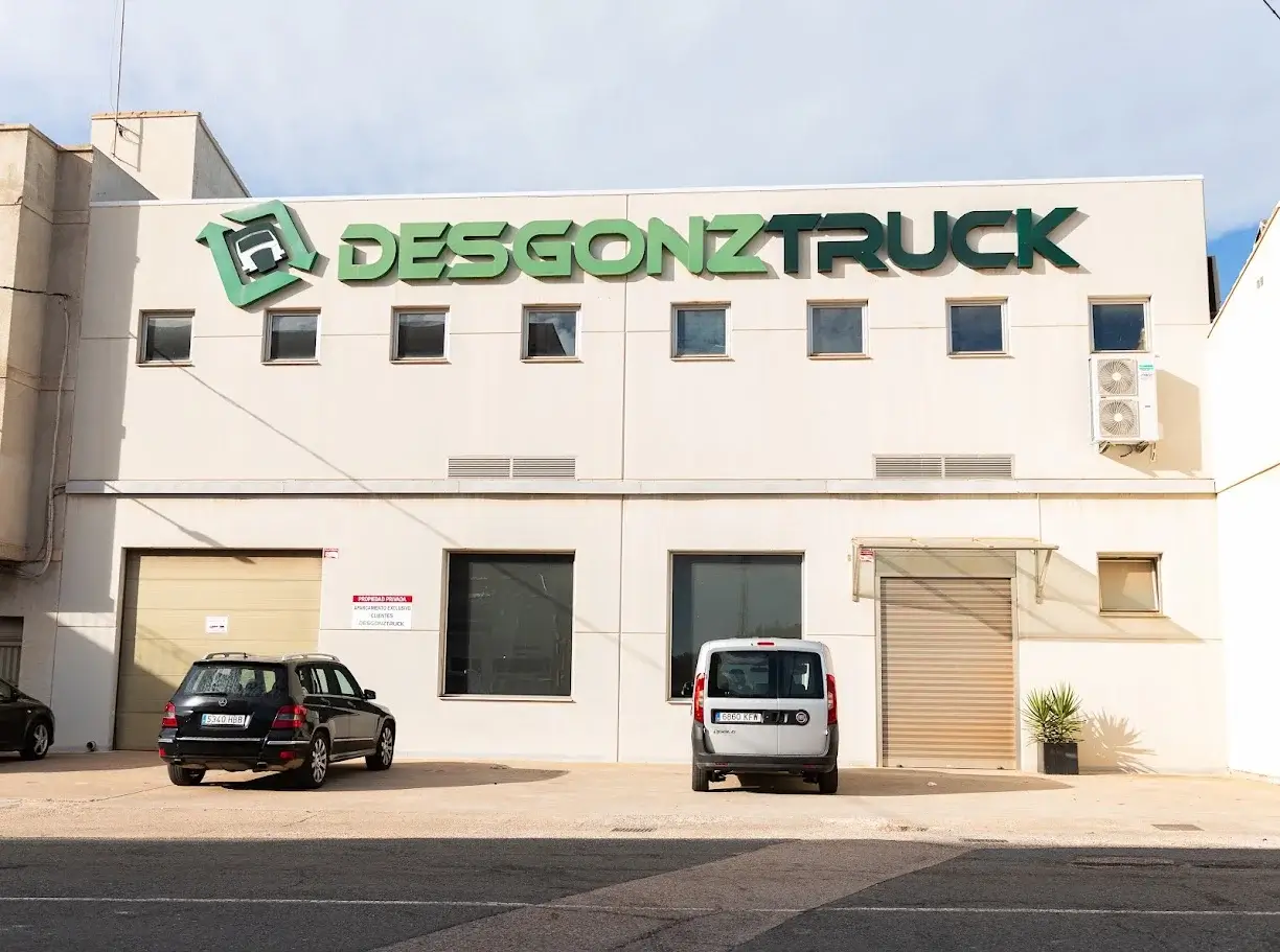 Instalaciones de Desgonztruck, desguace especializado en recambios de coche y camión